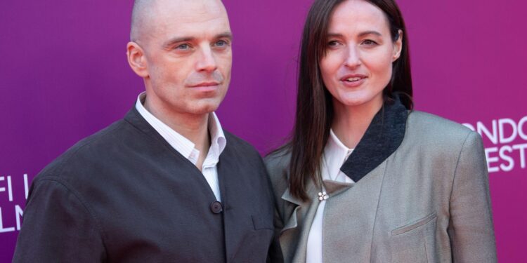sebastian-stan-spune-ca-a-fost-ingrijorat-de-o-mentalitate-romaneasca-inainte-sa-accepte-rolul-din-fjord-–-hotnews.ro