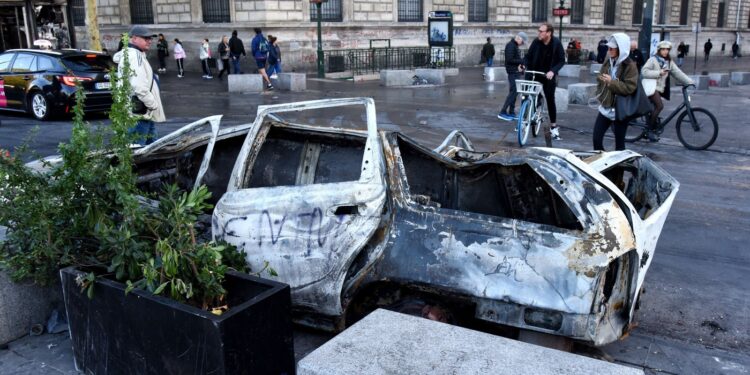 franta-scoate-in-strada-fortele-speciale-si-armata-contra-protestatarilor-anuntul-autoritatilor-din-paris-care-a-provocat-furia-stangii-–-hotnews.ro