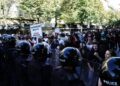 tensiuni-in-albania-protestatarii-au-dat-foc-unor-perne-in-fata-sediului-premierului-edi-rama.-politia-a-mobilizat-tunuri-cu-apa