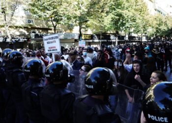 tensiuni-in-albania-protestatarii-au-dat-foc-unor-perne-in-fata-sediului-premierului-edi-rama.-politia-a-mobilizat-tunuri-cu-apa