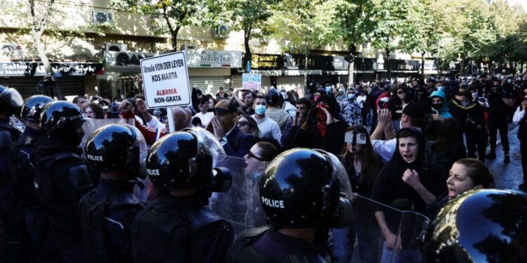 tensiuni-in-albania-protestatarii-au-dat-foc-unor-perne-in-fata-sediului-premierului-edi-rama.-politia-a-mobilizat-tunuri-cu-apa