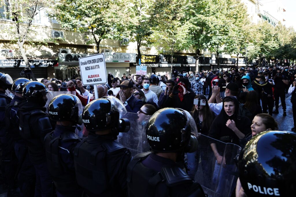 tensiuni-in-albania-protestatarii-au-dat-foc-unor-perne-in-fata-sediului-premierului-edi-rama.-politia-a-mobilizat-tunuri-cu-apa