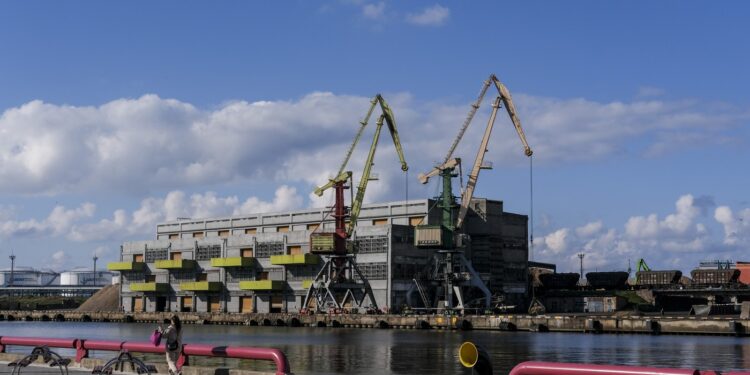 o-ruta-neasteptata-pentru-exporturile-de-cereale-ale-moscovei-in-septembrie,-doua-treimi-au-trecut-printr-o-tara-considerata-o-adversara-a-rusiei-–-hotnews.ro