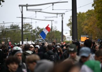 proteste-masive-in-franta-ciocniri-intre-politie-si-protestatari.-fortele-de-ordine-au-folosit-gaze-lacrimogene-si-tunuri-cu-apa-la-paris