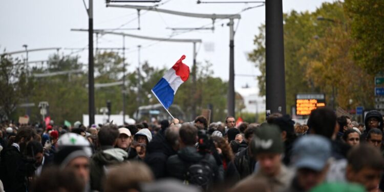 proteste-masive-in-franta-ciocniri-intre-politie-si-protestatari.-fortele-de-ordine-au-folosit-gaze-lacrimogene-si-tunuri-cu-apa-la-paris