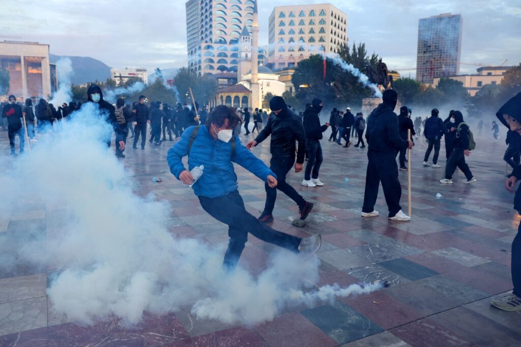 proteste-de-amploare-la-tirana-cladirea-unui-minister-a-fost-atacata-cu-pietre-–-hotnews.ro