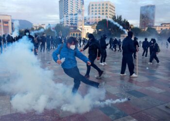 proteste-de-amploare-la-tirana-cladirea-unui-minister-a-fost-atacata-cu-pietre-–-hotnews.ro