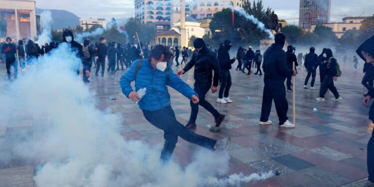 proteste-de-amploare-la-tirana-cladirea-unui-minister-a-fost-atacata-cu-pietre-–-hotnews.ro