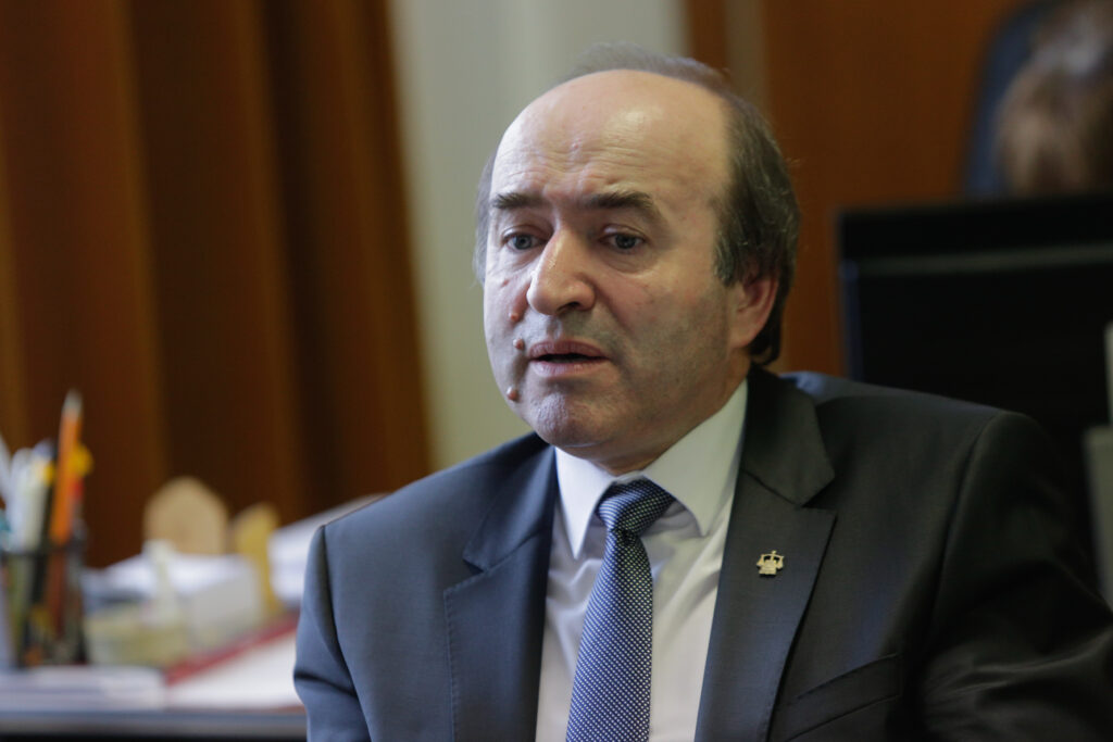 intr-un-mesaj-care-va-fi-sters-in-trei-ore,-tudorel-toader-ataca-avocata-studentelor-care-l-au-acuzat-pe-fiul-sau-arestat-preventiv-pentru-viol-si-agresiuni-sexuale-–-hotnews.ro
