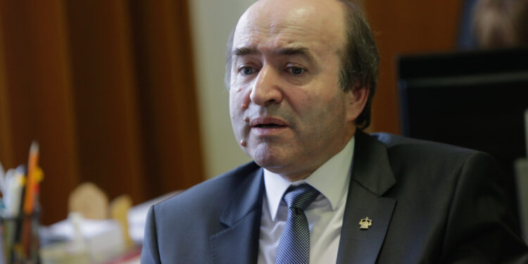 intr-un-mesaj-care-va-fi-sters-in-trei-ore,-tudorel-toader-ataca-avocata-studentelor-care-l-au-acuzat-pe-fiul-sau-arestat-preventiv-pentru-viol-si-agresiuni-sexuale-–-hotnews.ro