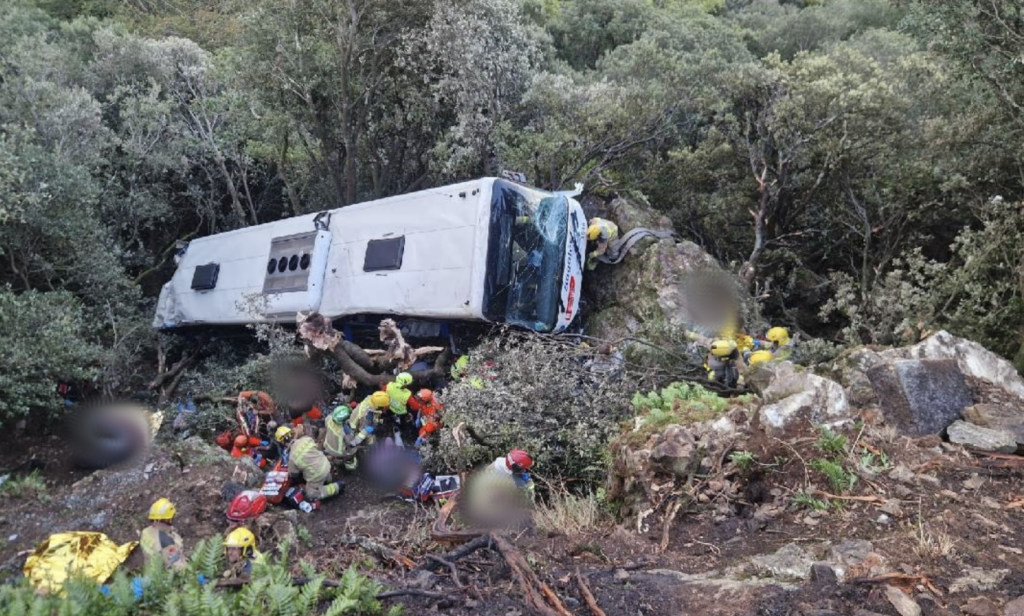 un-autocar-cu-aproape-100-de-oameni-la-bord-s-a-rasturnat-intr-o-prapastie,-langa-barcelona-–-hotnews.ro