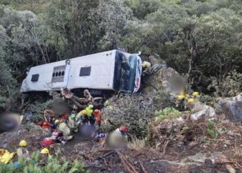 un-autocar-cu-aproape-100-de-oameni-la-bord-s-a-rasturnat-intr-o-prapastie,-langa-barcelona-–-hotnews.ro