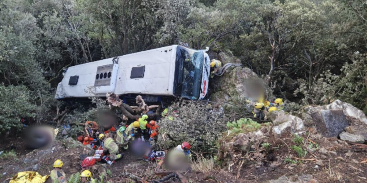 un-autocar-cu-aproape-100-de-oameni-la-bord-s-a-rasturnat-intr-o-prapastie,-langa-barcelona-–-hotnews.ro