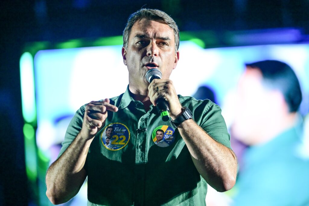 dupa-infrangerea-de-la-prezidentiale,-flavio-bolsonaro-spune-ca-i-s-a-interzis-sa-plece-din-brazilia-–-hotnews.ro