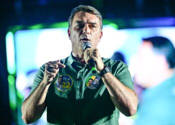 dupa-infrangerea-de-la-prezidentiale,-flavio-bolsonaro-spune-ca-i-s-a-interzis-sa-plece-din-brazilia-–-hotnews.ro