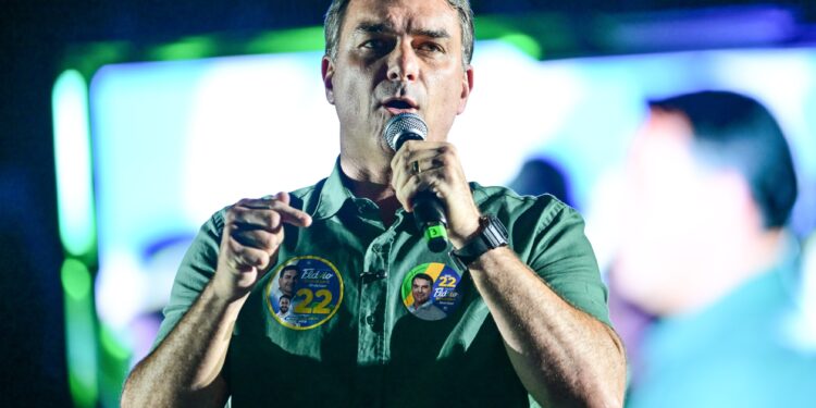dupa-infrangerea-de-la-prezidentiale,-flavio-bolsonaro-spune-ca-i-s-a-interzis-sa-plece-din-brazilia-–-hotnews.ro