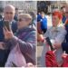 ilie-bolojan,-baie-de-multime-acasa-la-oradea,-de-ziua-armatei.-oamenii-s-au-inghesuit-sa-faca-poze-cu-fostul-premier