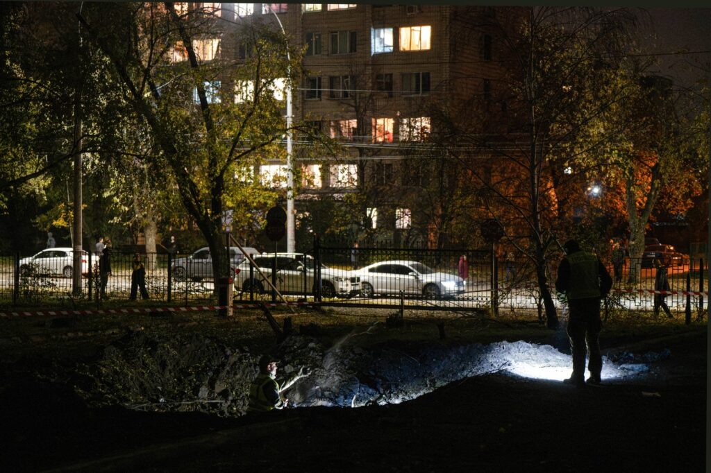 kievul,-zguduit-de-noi-bombardamente-rusesti-un-pod-important-si-un-camin-studentesc,-lovite-de-rachete-–-hotnews.ro