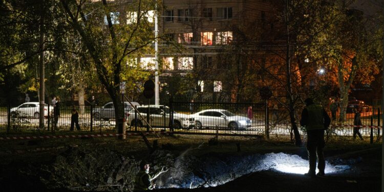 kievul,-zguduit-de-noi-bombardamente-rusesti-un-pod-important-si-un-camin-studentesc,-lovite-de-rachete-–-hotnews.ro