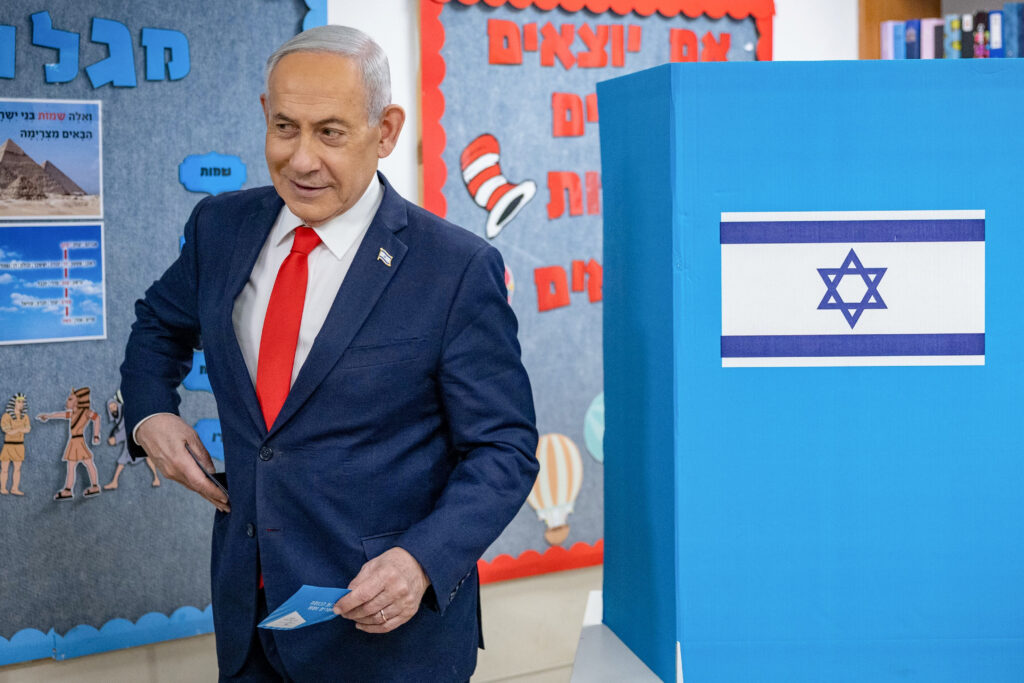 alegeri-parlamentare-in-israel-partidul-lui-netanyahu,-pe-primul-loc-in-exit-polluri,-dar-blocul-opozitiei-are-mai-multe-mandate.-nicio-tabara-nu-are-majoritate-|-prezenta-record-la-vot