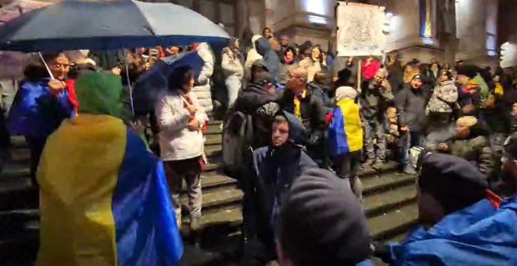 video-|-sustinatorii-lui-calin-georgescu,-inmarmuriti-dupa-vestea-ca-fostul-prezidentiabil-ramane-in-spatele-gratiilor.-liniste-in-fata-curtii-de-apel-bucuresti