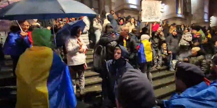 video-|-sustinatorii-lui-calin-georgescu,-inmarmuriti-dupa-vestea-ca-fostul-prezidentiabil-ramane-in-spatele-gratiilor.-liniste-in-fata-curtii-de-apel-bucuresti