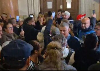 scandal-in-fata-salii-de-judecata-unde-s-a-decis-mentinerea-lui-calin-georgescu-in-spatele-gratiilor.-sustinatorii-fostului-prezidentiabil-au-luat-cu-asalt-curtea-de-apel