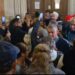 scandal-in-fata-salii-de-judecata-unde-s-a-decis-mentinerea-lui-calin-georgescu-in-spatele-gratiilor.-sustinatorii-fostului-prezidentiabil-au-luat-cu-asalt-curtea-de-apel