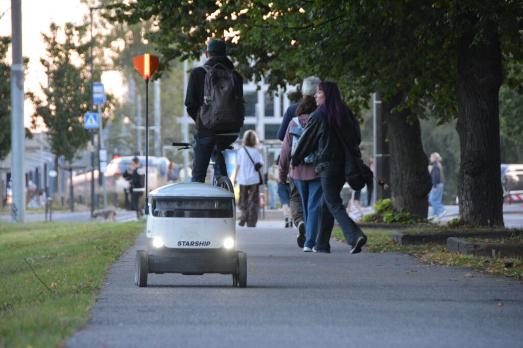 un-robot-de-livrari-din-estonia-a-provocat-un-accident-cu-un-autobuz-si-a-plecat-de-la-locul-faptei-–-hotnews.ro