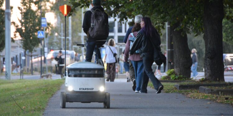 un-robot-de-livrari-din-estonia-a-provocat-un-accident-cu-un-autobuz-si-a-plecat-de-la-locul-faptei-–-hotnews.ro