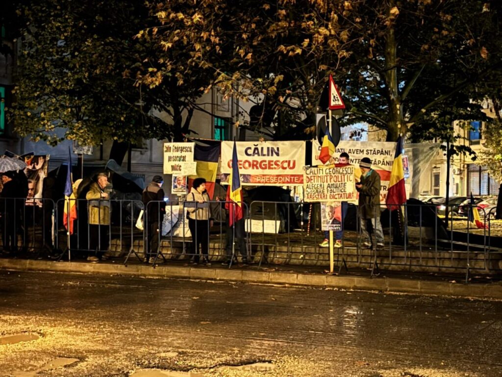 a-31-a-noapte-de-proteste-pentru-eliberarea-lui-calin-georgescu.-zeci-de-sustinatori-scandeaza:-„dosar-fabricat,-calin-nevinovat”/-„jos-dictatura”