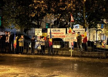 a-31-a-noapte-de-proteste-pentru-eliberarea-lui-calin-georgescu.-zeci-de-sustinatori-scandeaza:-„dosar-fabricat,-calin-nevinovat”/-„jos-dictatura”