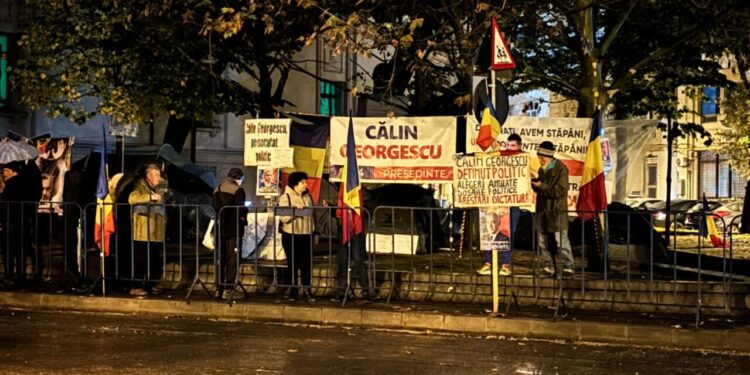 a-31-a-noapte-de-proteste-pentru-eliberarea-lui-calin-georgescu.-zeci-de-sustinatori-scandeaza:-„dosar-fabricat,-calin-nevinovat”/-„jos-dictatura”
