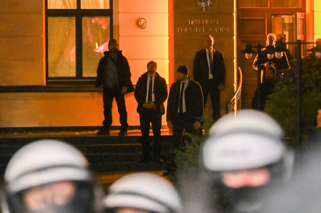 escaladare-dramatica-a-razboiului-pe-justitie-in-polonia-karol-nawrocki-a-convocat-o-sedinta-de-urgenta-cu-partidele-parlamentare-–-hotnews.ro