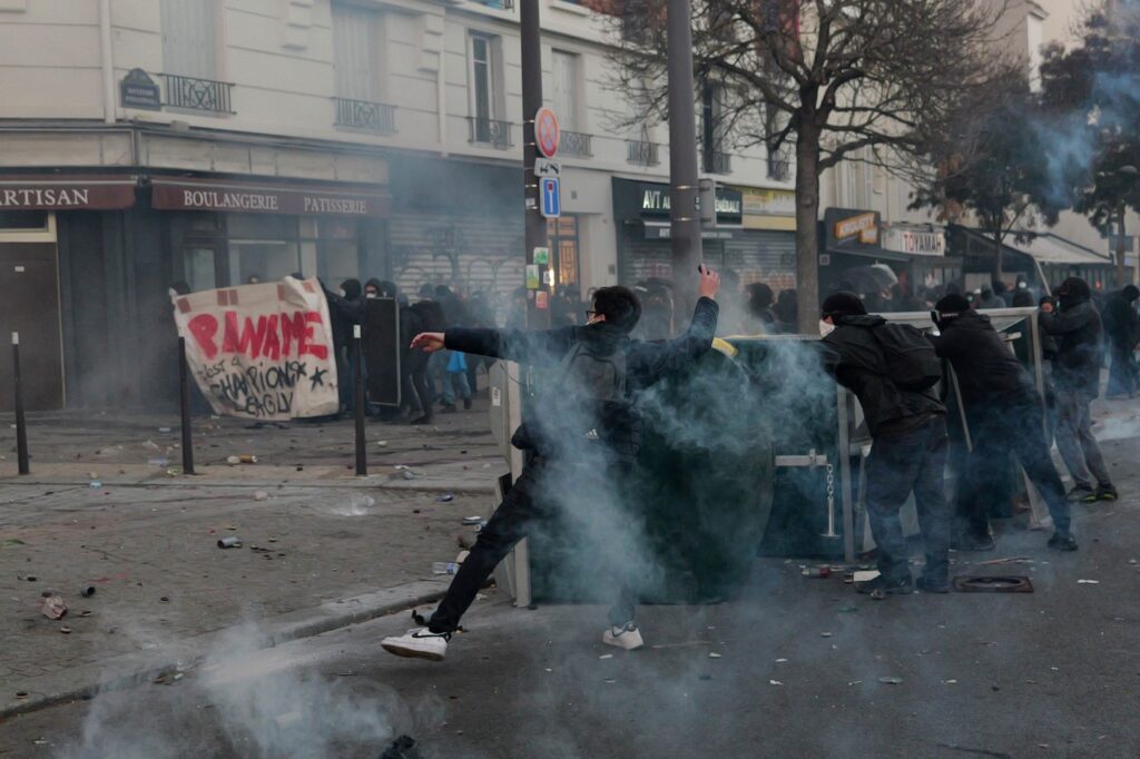 noi-violente-la-protestele-din-franta-incidente-si-in-germania,-unde-un-mars-a-fost-anulat-din-cauza-protestatarilor-mascati-–-hotnews.ro