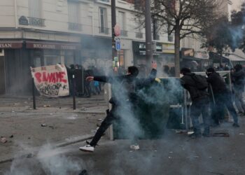 noi-violente-la-protestele-din-franta-incidente-si-in-germania,-unde-un-mars-a-fost-anulat-din-cauza-protestatarilor-mascati-–-hotnews.ro