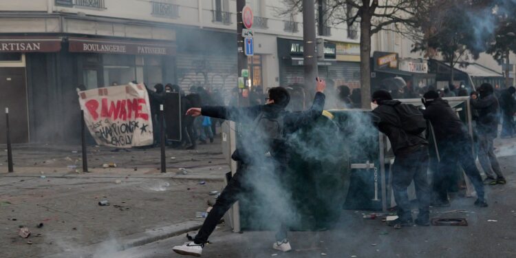 noi-violente-la-protestele-din-franta-incidente-si-in-germania,-unde-un-mars-a-fost-anulat-din-cauza-protestatarilor-mascati-–-hotnews.ro